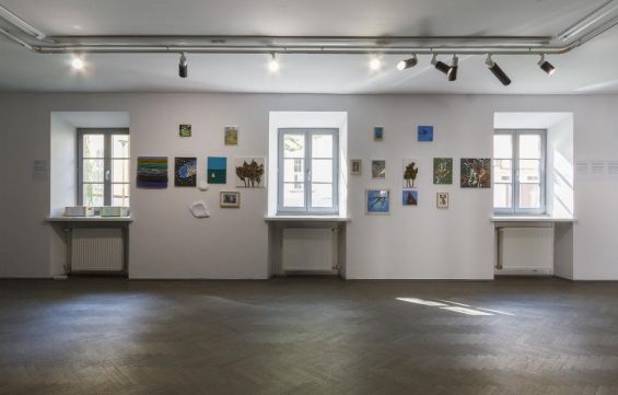 sala edukacyjna, na białej ścianie wiszą obrazy,