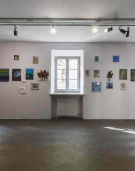 sala edukacyjna, na białej ścianie wiszą obrazy,