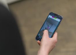 dłoń trzymająca smartfona, na wyświetlaczu ekran gry SEPPO