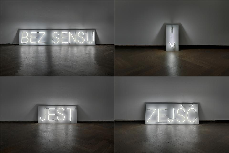 Cztery fotografie. Ułożone w dwóch rzędach po dwie. Każda z nich przedstawia neon stojący na drewnianej podłodze i oparty o białą ścianę. Neony świecą jasnym światłem. Przedstawiają napisy wielkimi literami i symbole umieszczone na jasnych prostokątach.