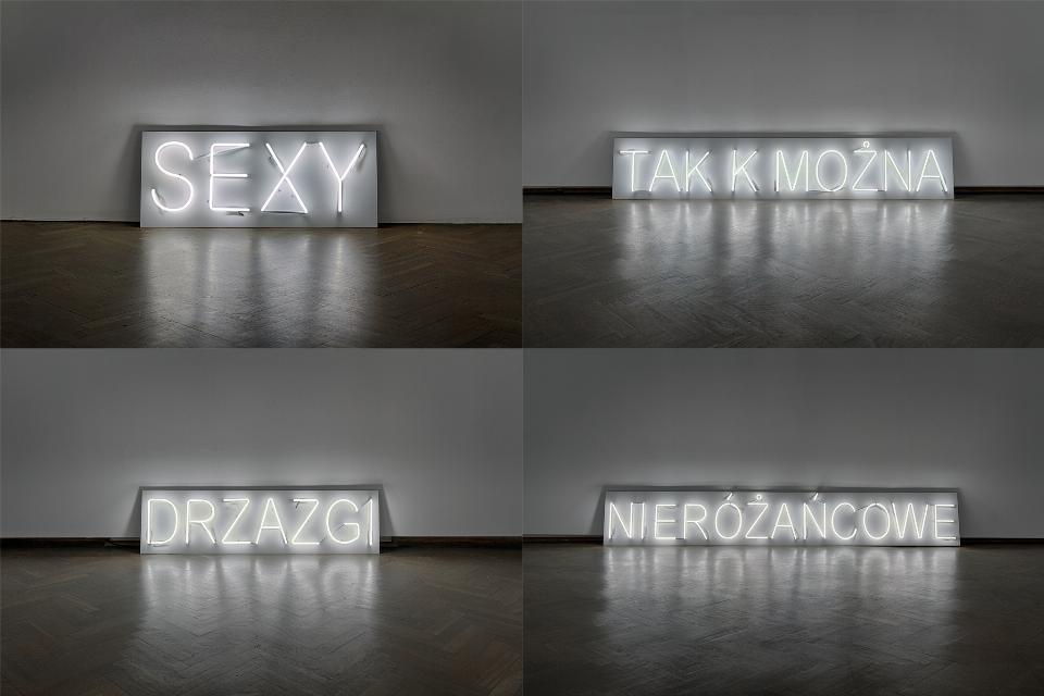 Cztery fotografie. Ułożone w dwóch rzędach po dwie. Każda z nich przedstawia neon stojący na drewnianej podłodze i oparty o białą ścianę. Neony świecą zimnym jasnym światłem. Przedstawiają napisy wielkimi literami. Są umieszczone na jasnych prostokątach.