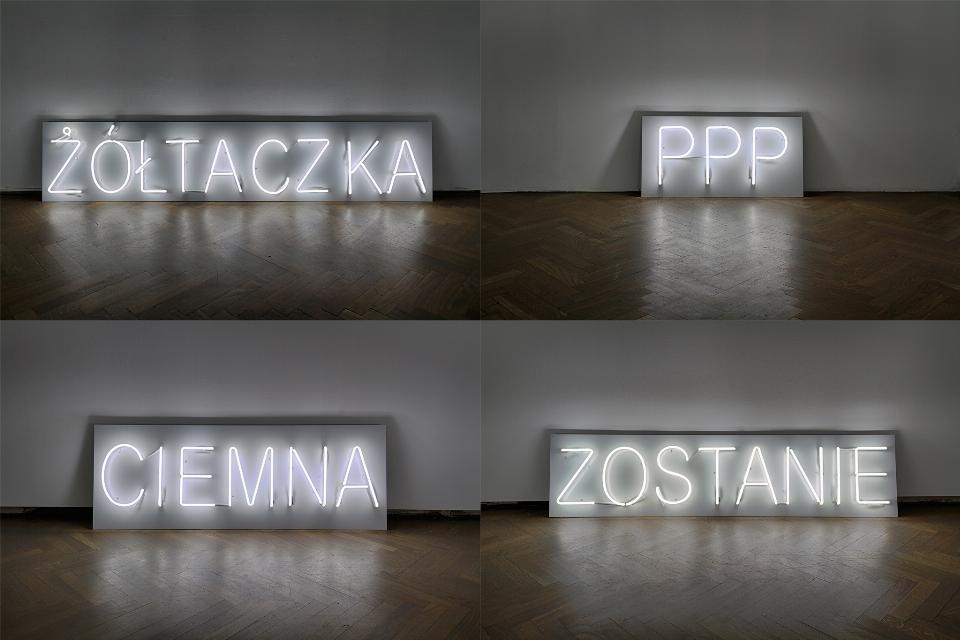 Cztery fotografie. Ułożone w dwóch rzędach po dwie. Każda z nich przedstawia neon stojący na drewnianej podłodze i oparty o białą ścianę. Neony świecą zimnym jasnym światłem. Przedstawiają napisy wielkimi literami. Są umieszczone na jasnych prostokątach.