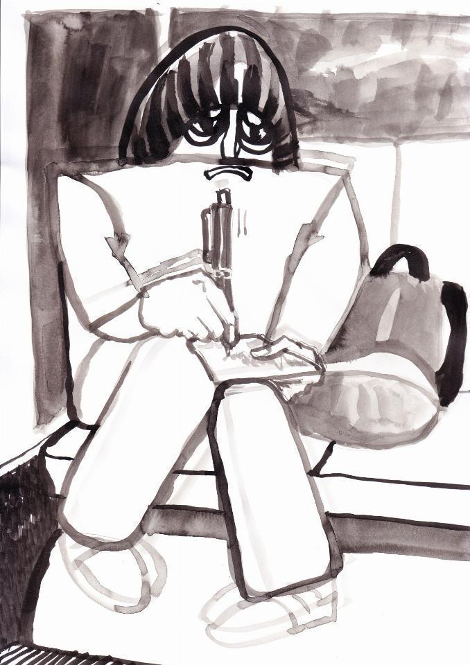 Rysunek czarnym tuszem na białym tle. Dziwaczna postać siedzi na siedzeniu przypominającym miejsce w autobusie. Na kolanach notes.  W prawej dłoni trzyma długopis.