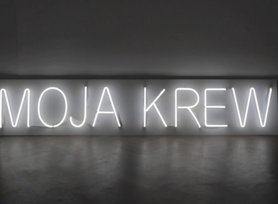 Neon 'MOJA KREW'.