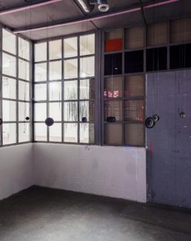 Zdjęcie pomieszczenia z dużą ilością, mały kwadratowych okienek.