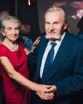 Para starszych ludzi trzymających się za ręce.