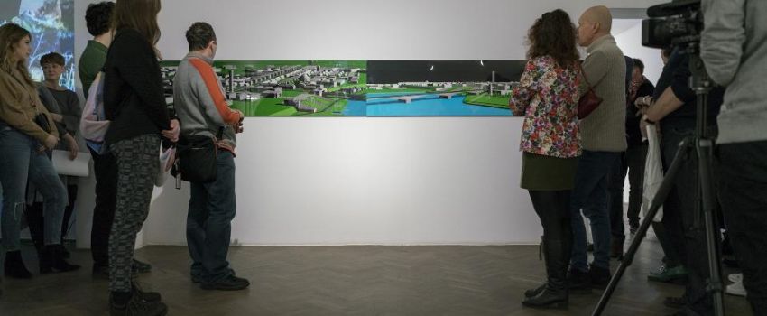 Grupa osób obserwująca pracę Aleksandry Polisiewicz "Wartopia I" i "Wartopia II".