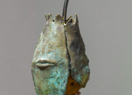 rzeźba kształtem przypominająca kwiat, na jednym z płatków widać usta