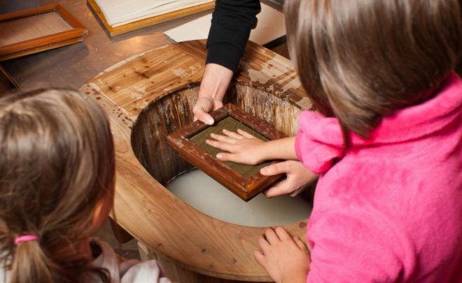 Warsztaty papiernicze. Ferie z&nbsp;Galerią Arsenał oraz&nbsp;Muzeum Sztuki Drukarskiej i&nbsp;Papiernictwa