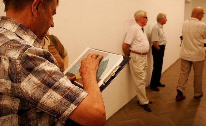 Sztuka nie&nbsp;zna żadnych barier – oferta Galerii Arsenał dla osób z&nbsp;niepełnosprawnościami wzroku i&nbsp;słuchu