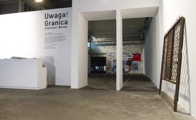 Oprowadzanie z&nbsp;audiodeskrypcją po&nbsp;wystawach: Uwaga! Granica i&nbsp;Open Group. Ze&nbsp;względu na&nbsp;okoliczności