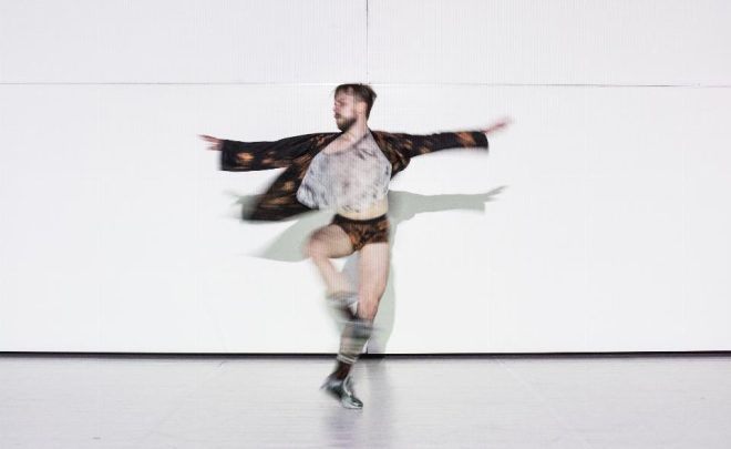 Performans choreograficzny Pawła Sakowicza Jumpcore