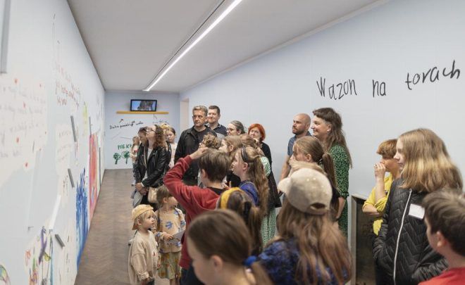 Oprowadzania po&nbsp;wystawie  „Galeria to&nbsp;kurnik artyści to&nbsp;kury a&nbsp;sztuka to&nbsp;jajka kur”