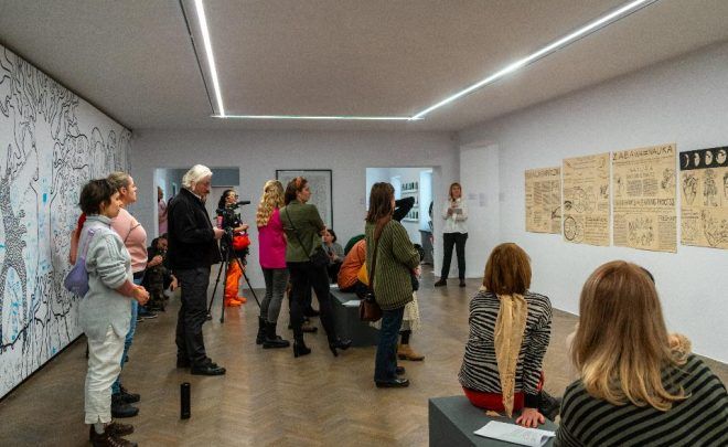 Oprowadzanie w&nbsp;języku białoruskim po&nbsp;wystawie Radykalne Rodzicielstwo