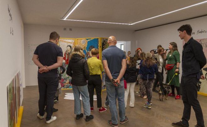 Oprowadzanie po&nbsp;wystawie „Radykalne Rodzicielstwo”