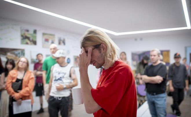 Finisażowe oprowadzanie Patryka Różyckiego po&nbsp;wystawie „Namaluj mnie w&nbsp;tej&nbsp;pracy”