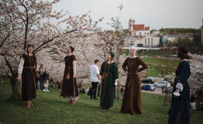 RATILIO. Vilnius University folklore ensemble performance during the opening of Augustas Serapinas’ exhibition “Pine, Spruce and Aspen”