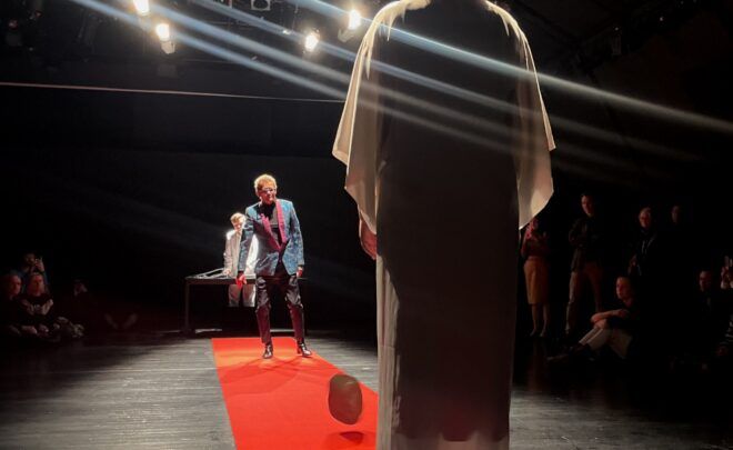 Performance Oskara Dawickiego, Joanny Halszki Sokołowskiej i&nbsp;Huberta Zemlera podczas finisażu wystawy „Arsenał 60! O kolekcjonowaniu, kolekcji i miłości do Arsenału”