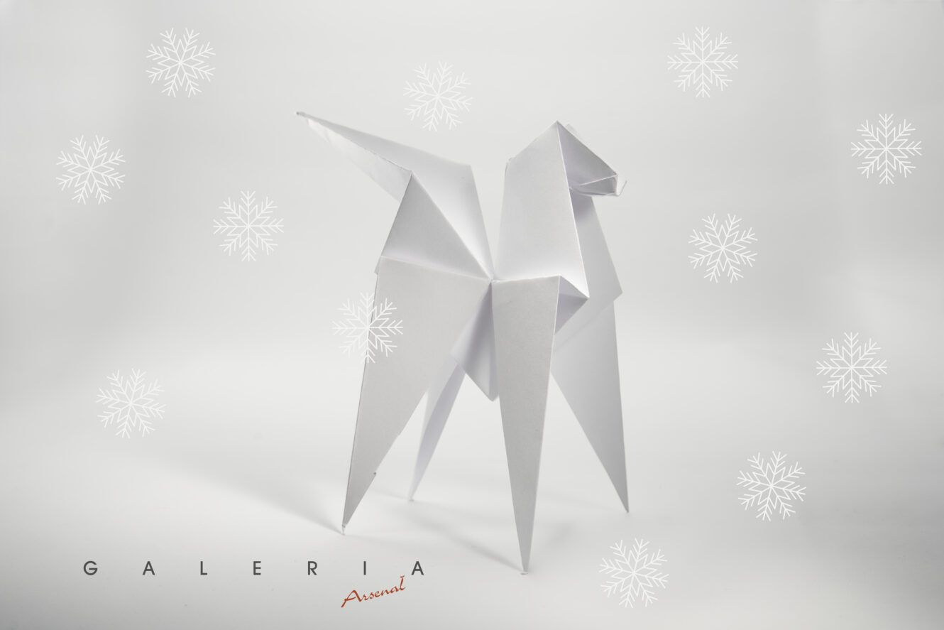 zrobiona z papieru figurka origami w kształcie konia, w lewym dolnym rogu logotyp galerii arsenał, szare tło a na nim śnieżne gwiazdki